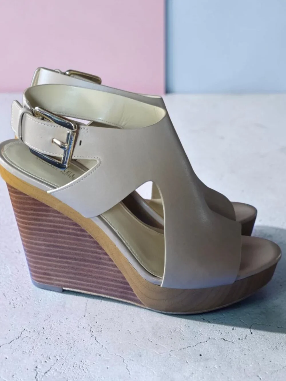EUC MICHAEL KORS (8M) JOSEPHINE Wedge Wood Heel Platform Gold-Tone Buckle